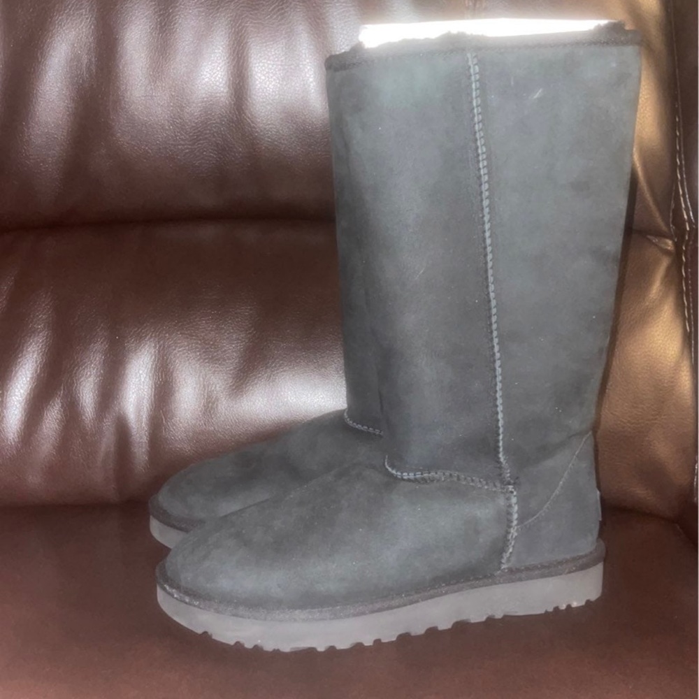NEW!! UGG CLASSIC TALL BOOT BLACK - Picture 2 of 3